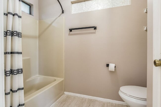 Building Photo - 2241 Prytania Cir