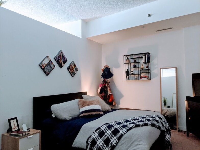 Building Photo - 950 W Erie St