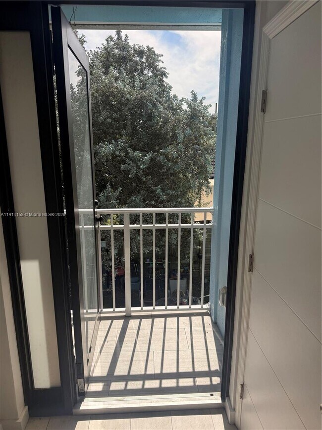 Building Photo - 900 SW 43rd Ave