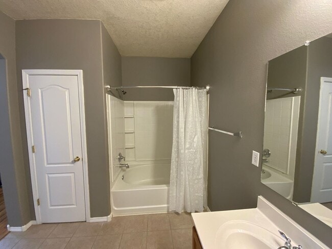 Building Photo - 3 Bedroom Single Story Home Available Near...