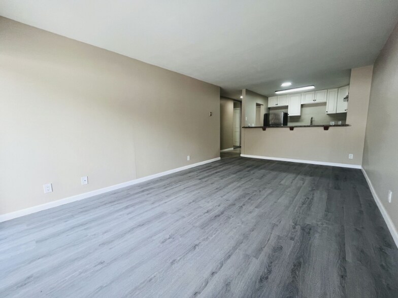 Building Photo - 3030 Suncrest Dr