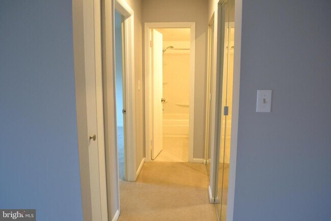 Building Photo - 1523 Colonial Dr