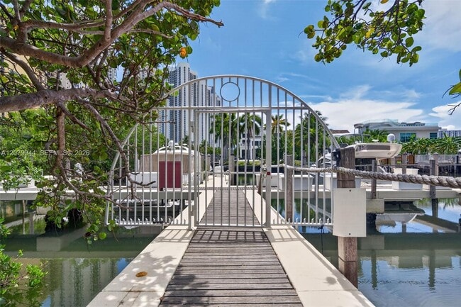 Building Photo - 16500 Collins Ave