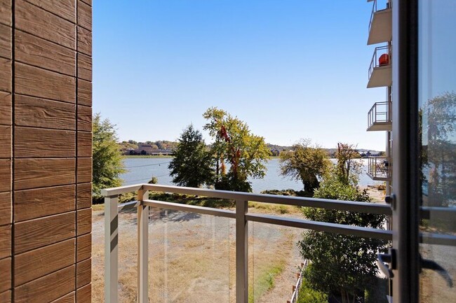 Building Photo - Chic One Bed Plus Den on the Water!| Parki...