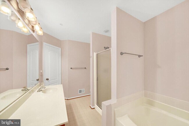 Building Photo - 6 Carob Ct