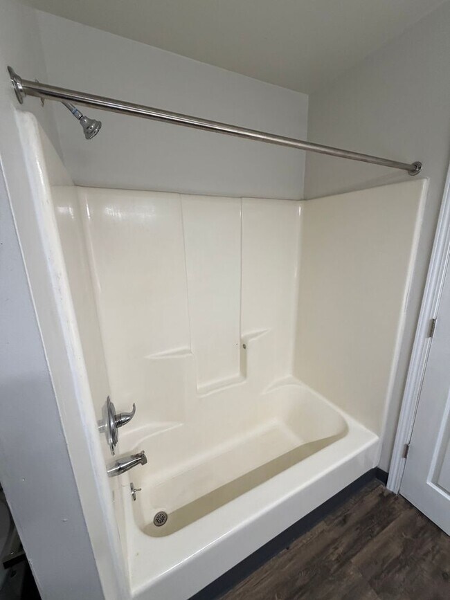 Building Photo - The Mooring, 3 bedroom, 1 bathroom - 2nd floor apartment