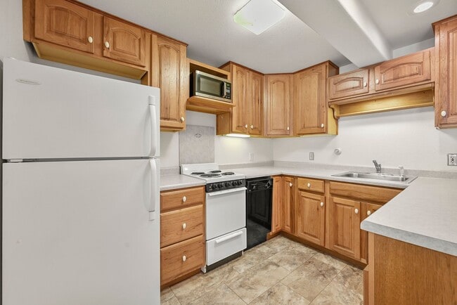 Building Photo - Mountain Life & Views- 4 bed 2 bath