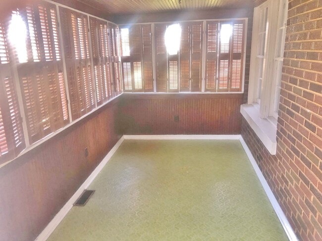 Building Photo - 401 Hoeppner Ln NE