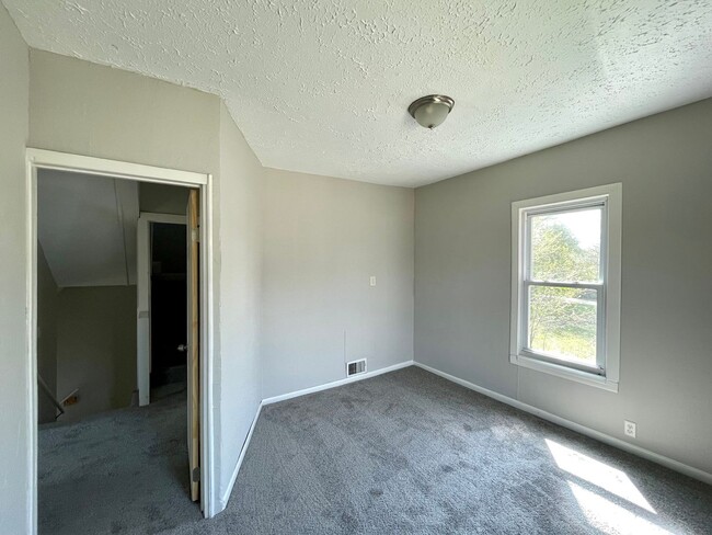 Building Photo - Multi Family Home 3 Bedroom and 1 Bath For Rent - Coming Soon