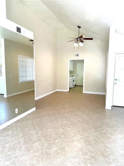 Building Photo - 21195 Country Farm Ln