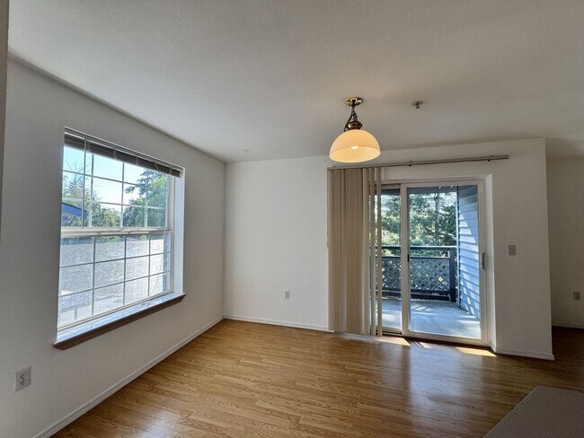 Building Photo - Spacious 3 bed 1.75 bath top floor unit in Des Moines
