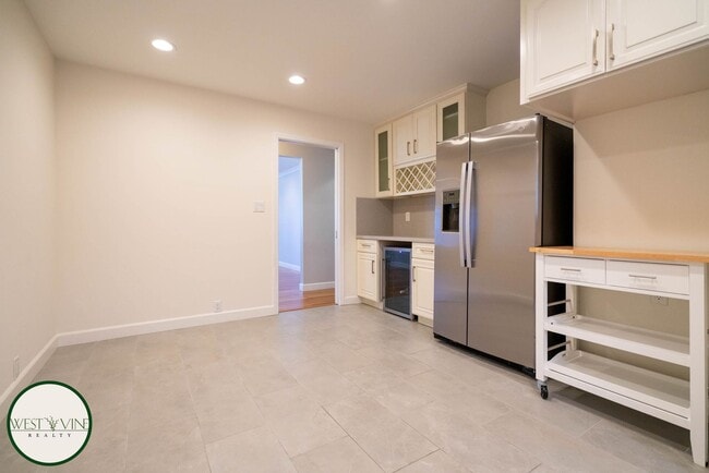 Building Photo - Stunning 3 Bed / 2 Bath Home | Attached Ga...