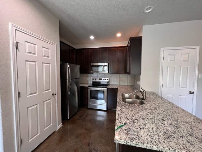 Building Photo - Best Duplex Community in Seguin