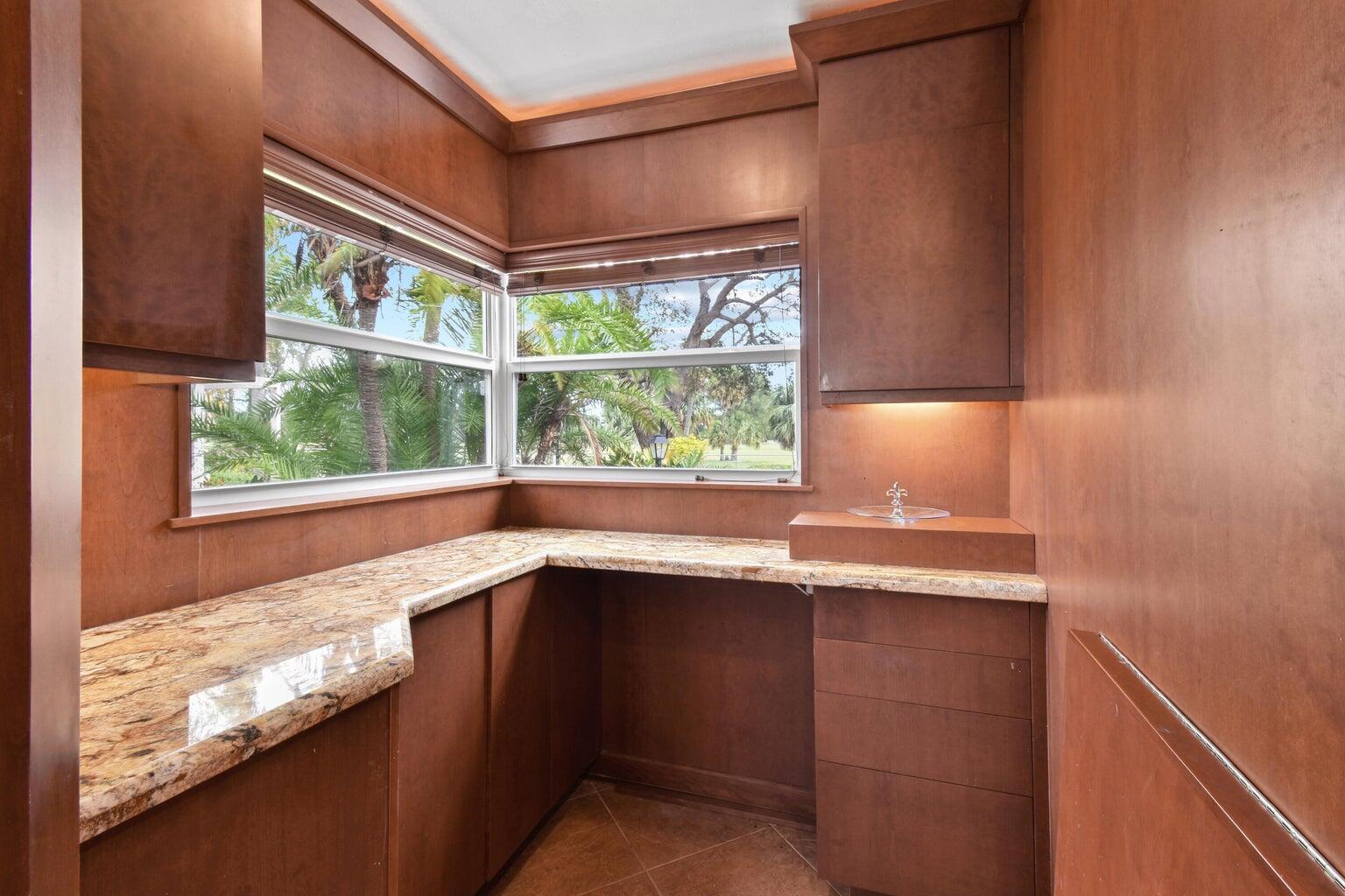 Building Photo - 1219 N Lakeside Dr