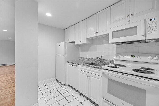 Building Photo - 1763 Beacon St