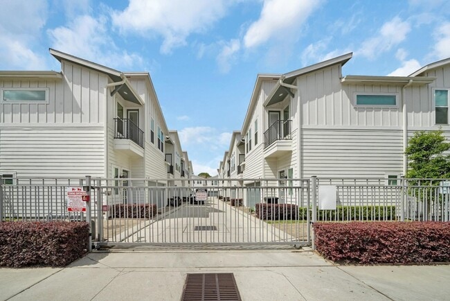 Building Photo - 506 W Donovan St