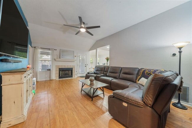 Building Photo - 301 Zebra Dr