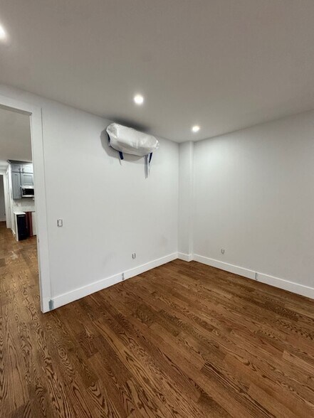 Building Photo - 275 E 55th St