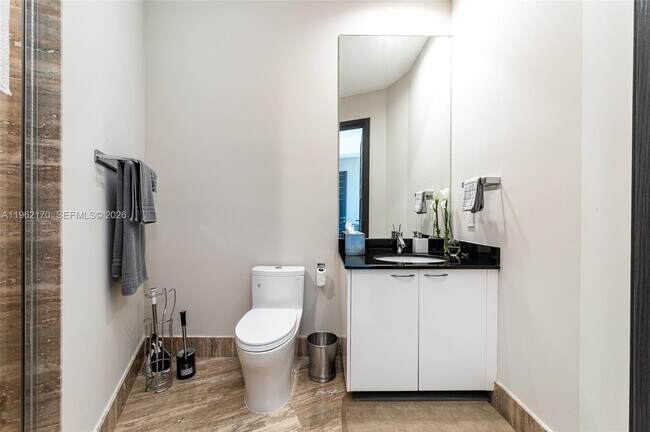 Building Photo - 15901 Collins Ave