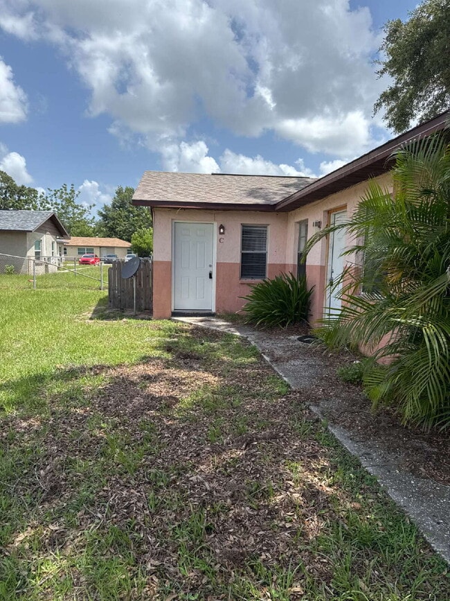 Building Photo - 2 bedroom 1 bath available immediately