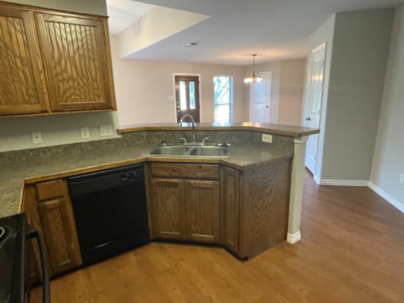 Building Photo - 604 Hilltop Dr