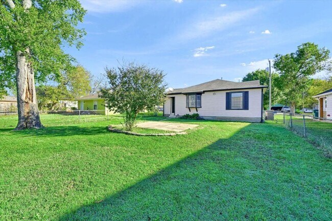 Building Photo - 810 N Throckmorton St