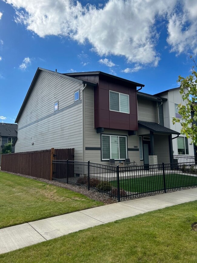 Building Photo - 10801 NE 119th Pl
