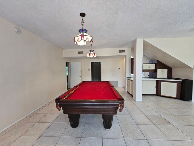 Building Photo - 6 Bedroom/3 Bath home in Black Acres