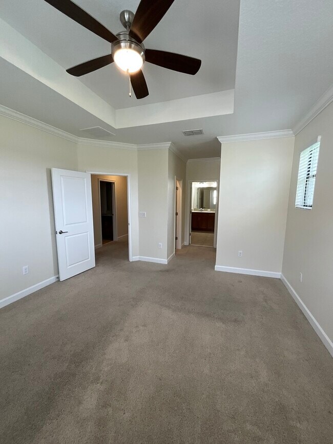 Building Photo - Gorgeous Townhom