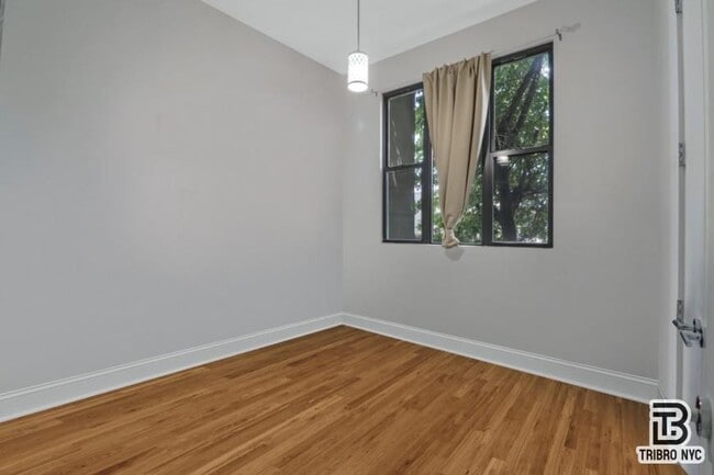 Building Photo - 3 bedroom in ASTORIA NY 11106