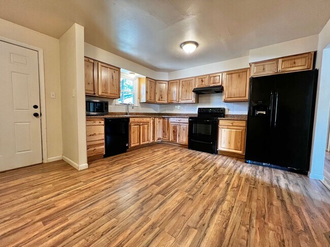 Building Photo - Spacious 3 Bed 2 Bath House in Central For...