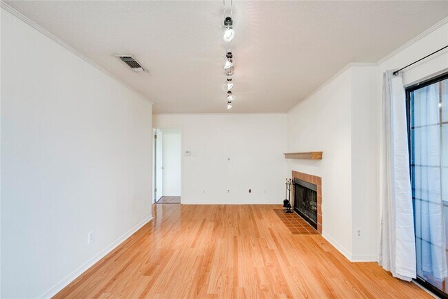 Building Photo - 1510 W N Loop Blvd