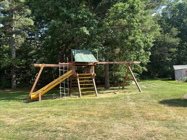 Building Photo - Newly updated 2 Bedroom Townhouse in quite neighborhood