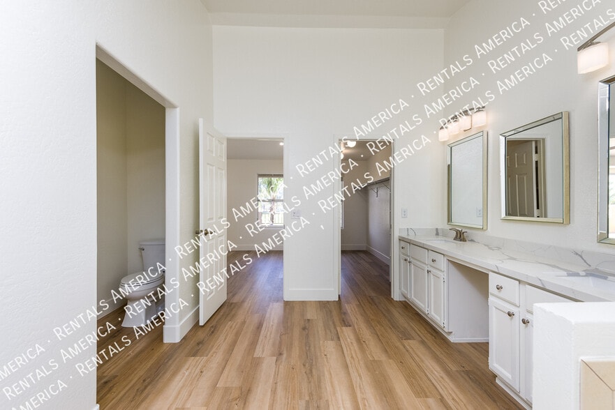 Building Photo - 2342 W Hemlock Ct