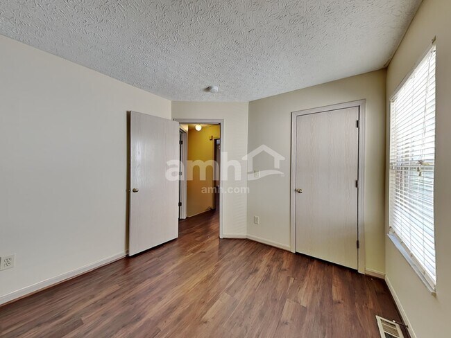 Building Photo - 2097 Earlsway Dr