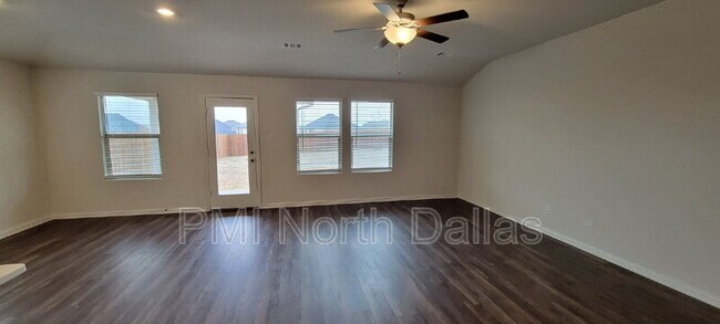 Building Photo - 2633 Oneida Ln