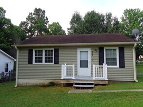 Building Photo - Cute House-Nice Sized Yard!