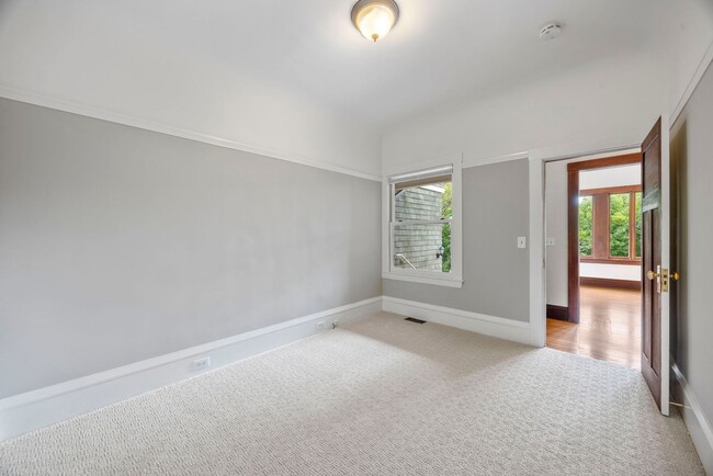 Building Photo - Sun Soaked 2 bedroom 1 bath unit off Piedm...