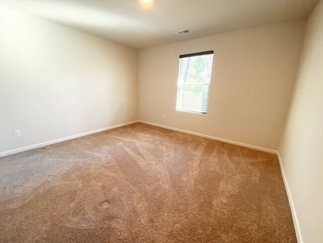 Building Photo - BETTER THAN NEW!