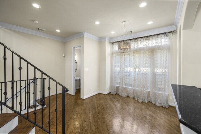 Building Photo - 3307 W Lamar St