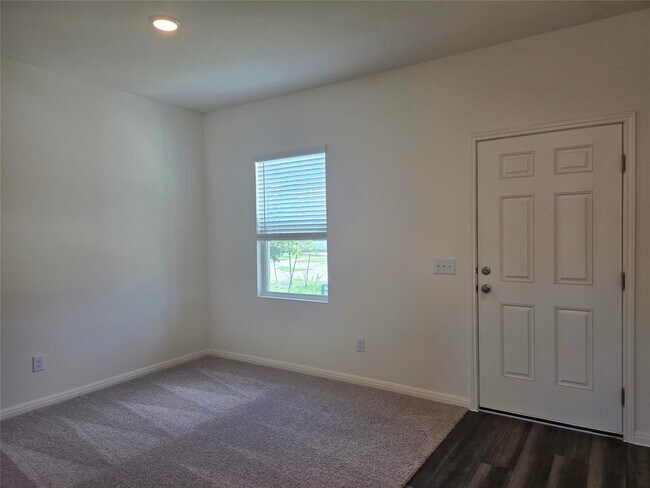Building Photo - 319 Stonebrook Dr