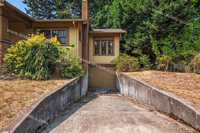 Building Photo - Modern Mediterranean 2 Bed/2 Bath with plenty of space - Pet Friendly!