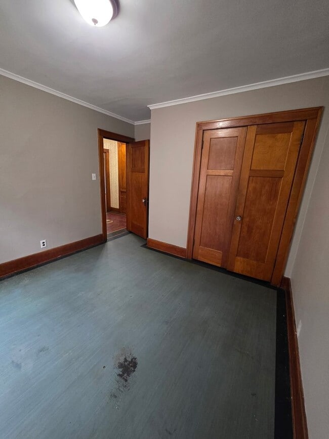 Building Photo - Huge 3 Bedroom Lower Duplex