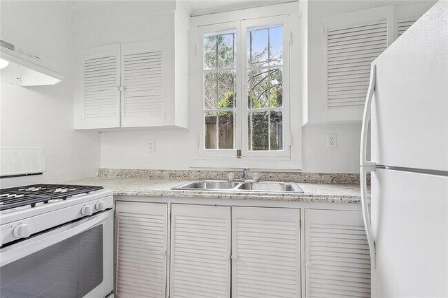 Building Photo - 2021 Burgundy St