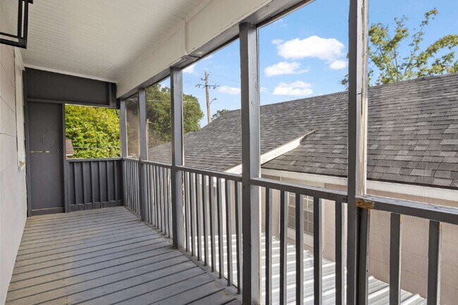 Building Photo - Renovated 3 Bed • 1.5 Bath Upstairs Unit -...