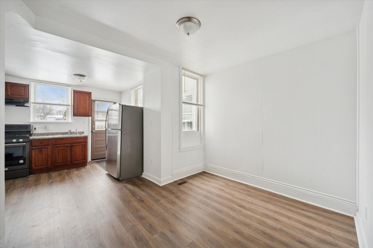 Building Photo - 1124 W 9th St