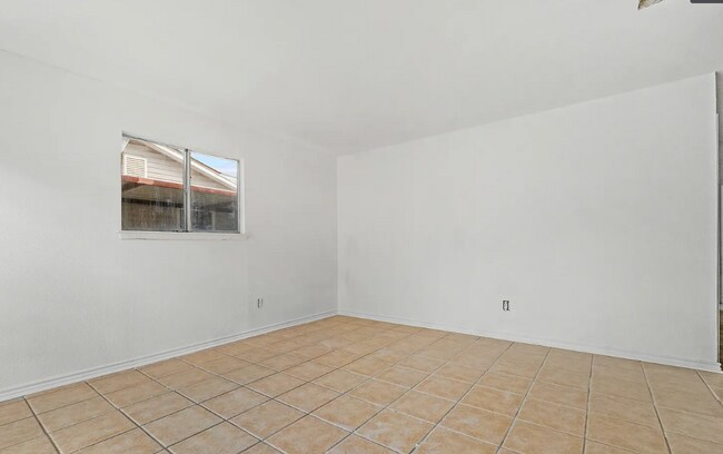 Building Photo - spacious 4-bedroom, 2-bath home