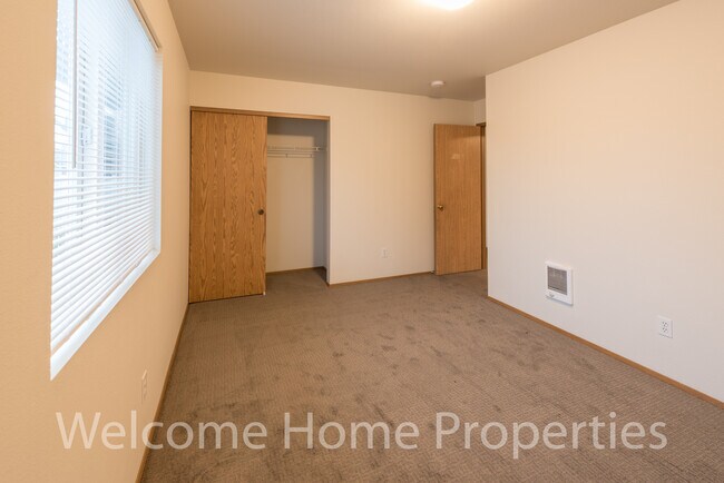 Building Photo - Great 2 bedroom apartment with all-new carpet