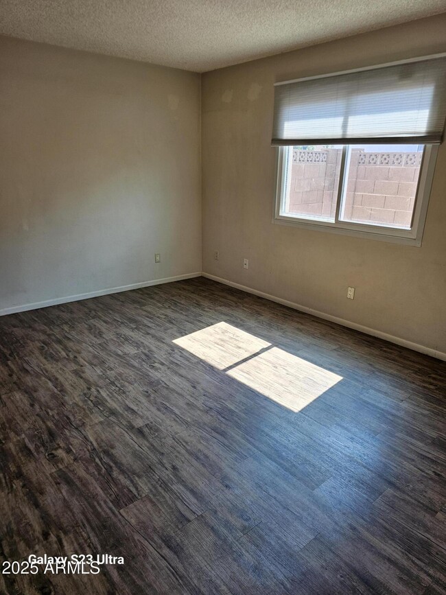 Building Photo - 1407 E Del Rio Dr
