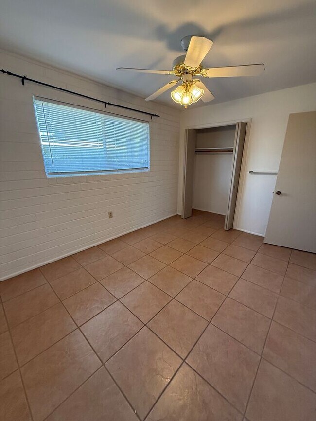 Building Photo - Town Home For Rent